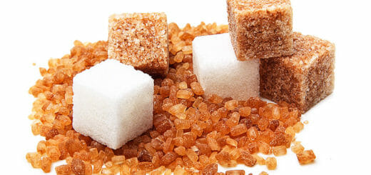 Weißer und brauner Zucker